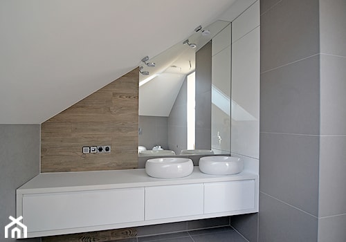 Realizacja Rosanów - Mała na poddaszu bez okna z dwoma umywalkami łazienka - zdjęcie od Mariani s.c.