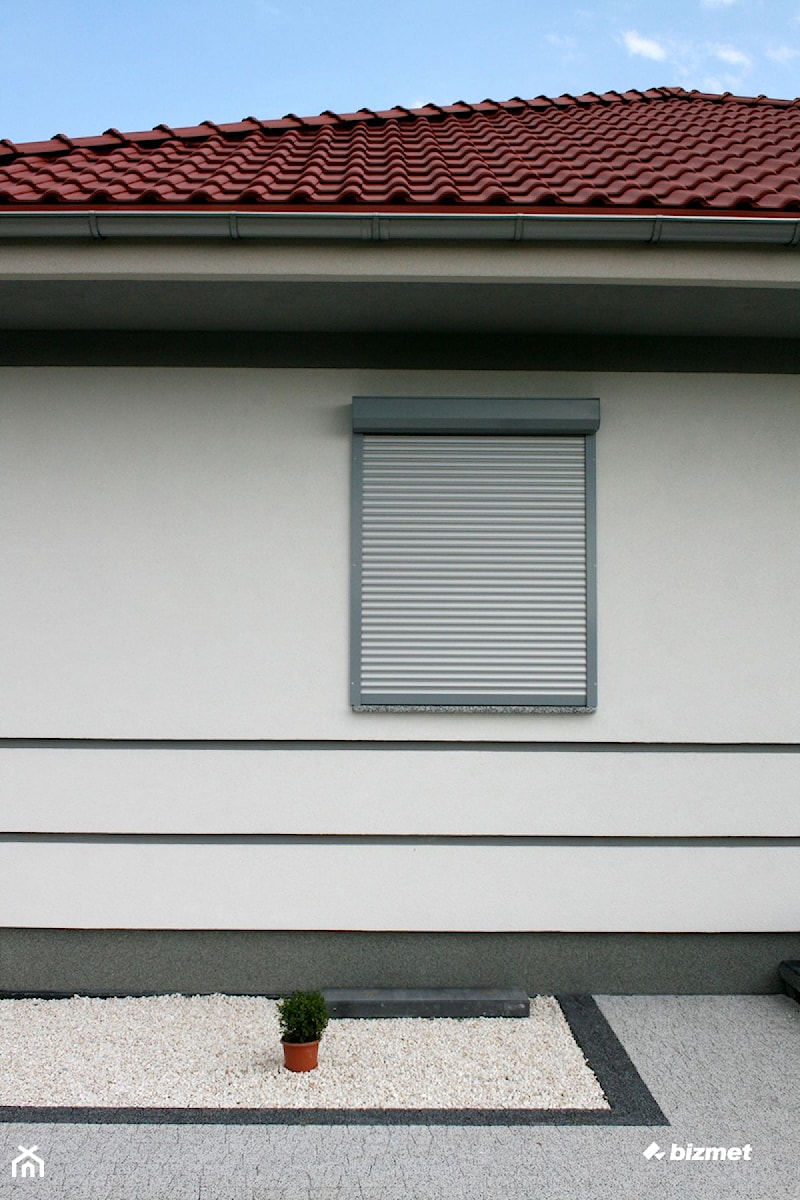 Roleta zewnętrzna, parapet z granitu - zdjęcie od bizmet - okna, drzwi, kominki, bramy