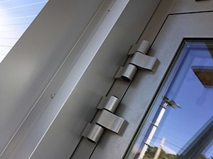 Stolarka aluminiowa - detal drzwi wraz z obróbką aluminiową - zdjęcie od bizmet - okna, drzwi, kominki, bramy