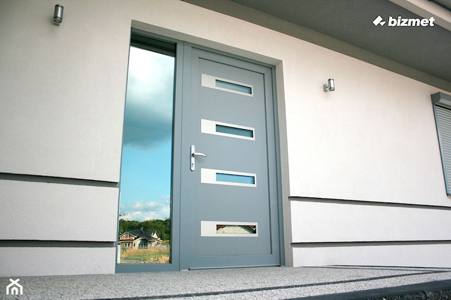 Drzwi wejściowe z naświetlem bocznym - zdjęcie od bizmet - okna, drzwi, kominki, bramy