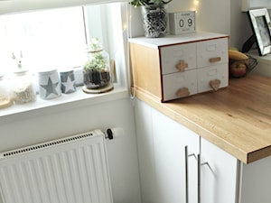 Kuchnia - Mała otwarta szara kuchnia jednorzędowa z oknem, styl skandynawski - zdjęcie od Healthylifestyle_domi_