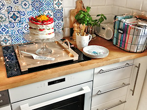 Wnętrze - Średnia biała z zabudowaną lodówką kuchnia jednorzędowa z oknem - zdjęcie od Healthylifestyle_domi_