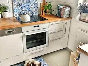 Wnętrze - Mała zamknięta biała z zabudowaną lodówką kuchnia jednorzędowa z oknem - zdjęcie od Healthylifestyle_domi_