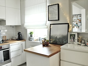 Kuchnia - Mała otwarta z salonem biała z zabudowaną lodówką kuchnia dwurzędowa z oknem, styl skandynawski - zdjęcie od Healthylifestyle_domi_