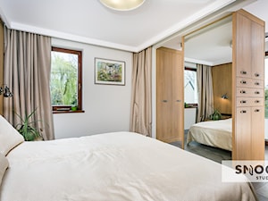 PORTFOLIO - Średnia biała sypialnia z balkonem / tarasem - zdjęcie od SMOGSTUDIO