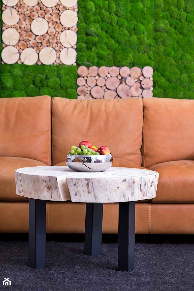 Ściana z paneli z mchem okrągłym i stół z pnia świerkowego - zdjęcie od PRES-BOIS