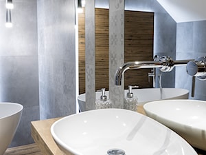 Klimatyczna łazienka z wanną wolnostojącą i drewnem - Łazienka, styl nowoczesny - zdjęcie od Auroom Concept