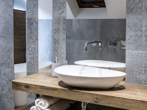 Klimatyczna łazienka z wanną wolnostojącą i drewnem - Łazienka, styl nowoczesny - zdjęcie od Auroom Concept