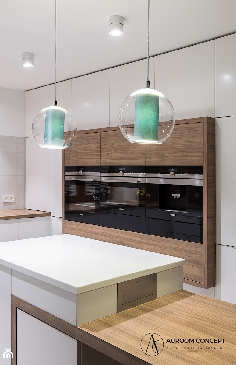 Biała kuchnia z drewnianymi akcentami - Kuchnia, styl nowoczesny - zdjęcie od Auroom Concept