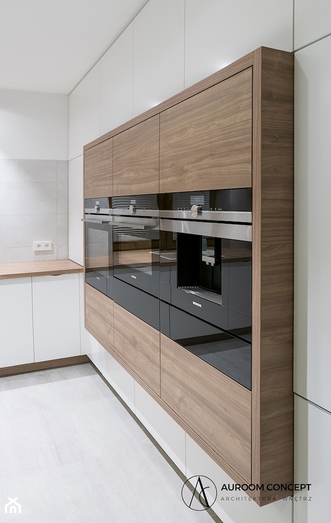 Biała kuchnia z drewnianymi akcentami - Kuchnia, styl nowoczesny - zdjęcie od Auroom Concept - Homebook