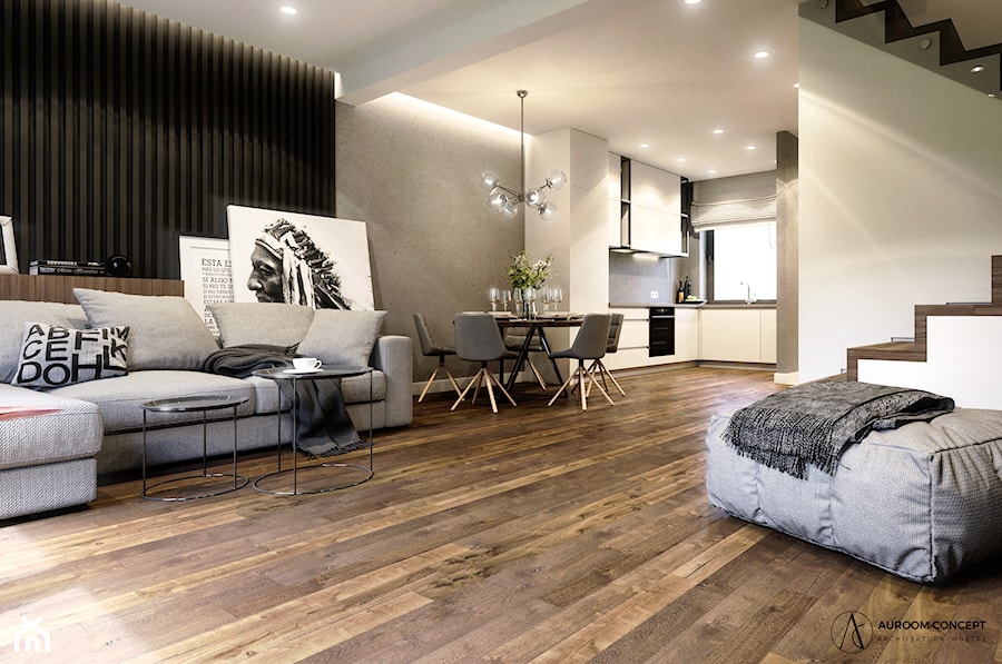 Nowoczesny salon z betonem i drewnianą podłogą - zdjęcie od Auroom Concept