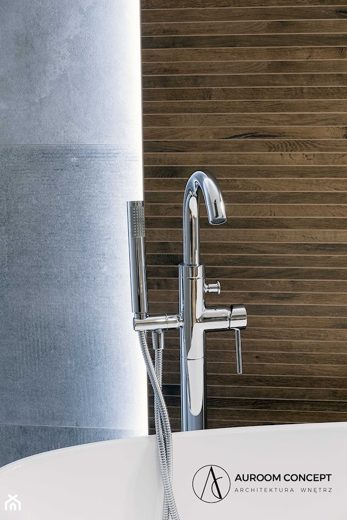 Klimatyczna łazienka z wanną wolnostojącą i drewnem - Łazienka, styl nowoczesny - zdjęcie od Auroom Concept - Homebook