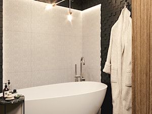 Ciemna łazienka z wanną wolnostojącą - zdjęcie od Auroom Concept