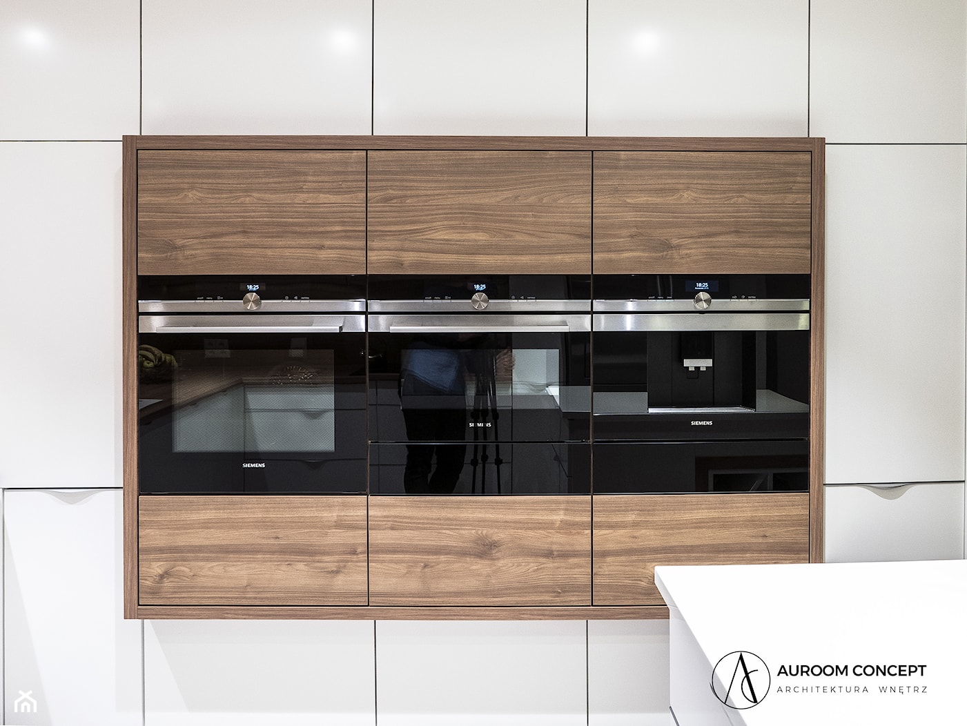 Biała kuchnia z drewnianymi akcentami - Kuchnia, styl nowoczesny - zdjęcie od Auroom Concept - Homebook