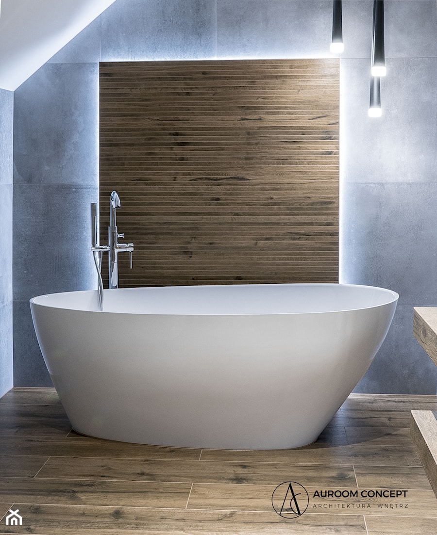 Klimatyczna łazienka z wanną wolnostojącą i drewnem - Na poddaszu bez okna łazienka, styl nowoczesny - zdjęcie od Auroom Concept