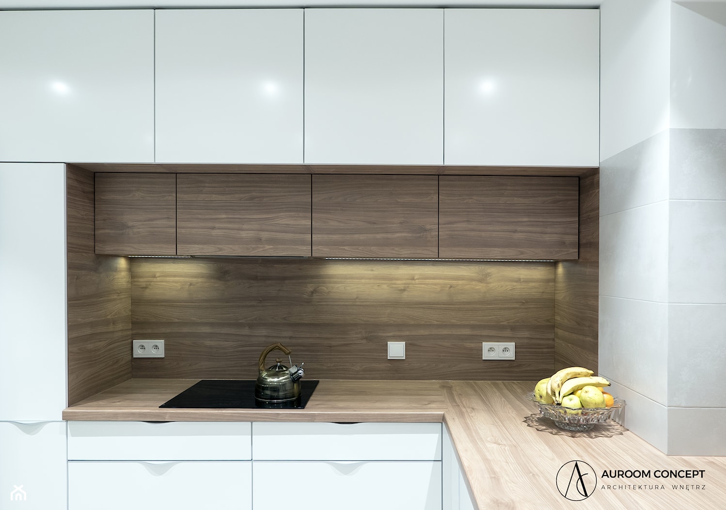 Biała kuchnia z drewnianymi akcentami - Mała kuchnia w kształcie litery l, styl nowoczesny - zdjęcie od Auroom Concept - Homebook