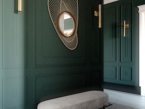 Zielony hol ze złotym lustrem - zdjęcie od Auroom Concept