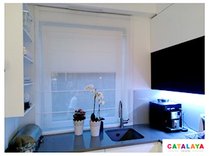 Mała zamknięta biała z zabudowaną lodówką z podblatowym zlewozmywakiem kuchnia w kształcie litery l z oknem, styl nowoczesny - zdjęcie od CATALAYA DESIGN