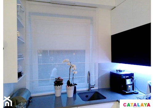 Mała zamknięta biała z zabudowaną lodówką z podblatowym zlewozmywakiem kuchnia w kształcie litery l z oknem, styl nowoczesny - zdjęcie od CATALAYA DESIGN