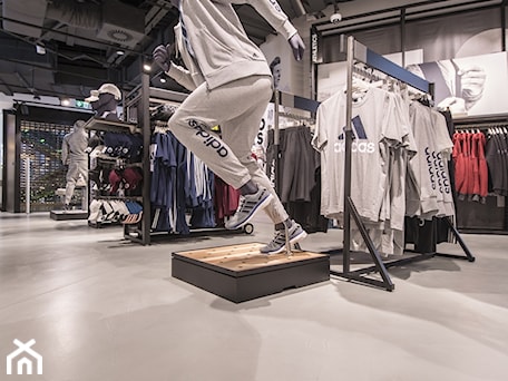 Aranżacje wnętrz - Wnętrza publiczne: Salon marki ADIDAS - Bautech. Przeglądaj, dodawaj i zapisuj najlepsze zdjęcia, pomysły i inspiracje designerskie. W bazie mamy już prawie milion fotografii!