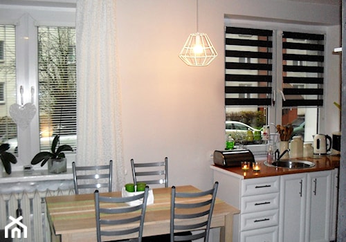 Mała otwarta z salonem biała z lodówką wolnostojącą z nablatowym zlewozmywakiem kuchnia jednorzędowa z oknem - zdjęcie od MałgorzataL