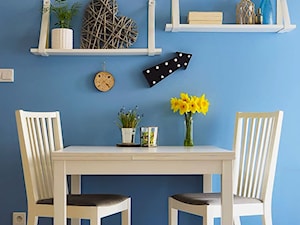 Salon - serce domu - Mała niebieska jadalnia w salonie w kuchni jako osobne pomieszczenie - zdjęcie od angie.house