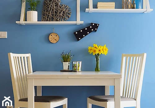 Salon - serce domu - Mała niebieska jadalnia w salonie w kuchni jako osobne pomieszczenie - zdjęcie od angie.house