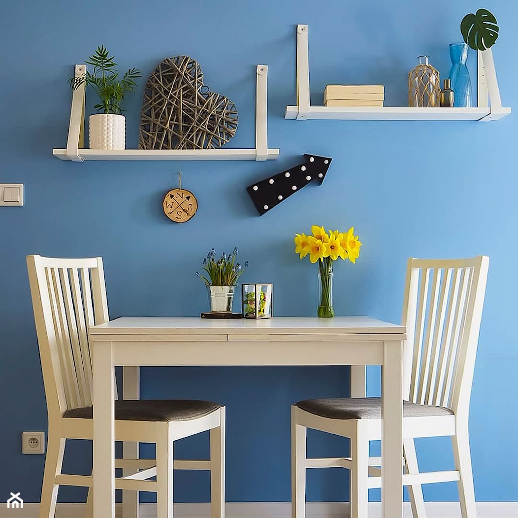 Salon - serce domu - Mała niebieska jadalnia w salonie w kuchni jako osobne pomieszczenie - zdjęcie od angie.house - Homebook
