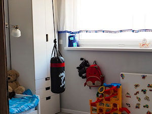 Pokój Syna - Średni szary pokój dziecka dla dziecka dla chłopca dla dziewczynki - zdjęcie od angie.house