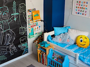Pokój Syna - Mały czarny szary niebieski pokój dziecka dla dziecka dla chłopca dla dziewczynki - zdjęcie od angie.house