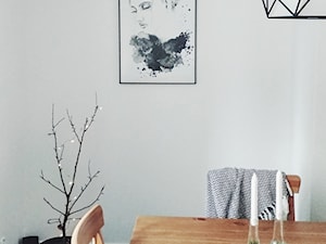 Mała biała jadalnia jako osobne pomieszczenie - zdjęcie od kamilabondos