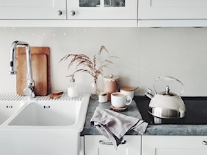 Mała zamknięta z kamiennym blatem biała z zabudowaną lodówką z nablatowym zlewozmywakiem kuchnia jednorzędowa - zdjęcie od kamilabondos