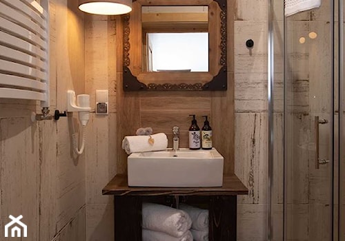 Hotel butikowy-Niedźwiedzia Residence- łazienka przy pokoju klasycznym - zdjęcie od balhouse - projektowanie wnętrz