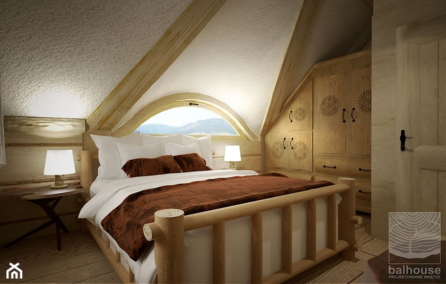 Dom z bali w Jordanowie - Mała beżowa sypialnia na poddaszu, styl tradycyjny - zdjęcie od balhouse - projektowanie wnętrz
