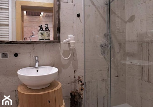 Hotel butikowy-Niedźwiedzia Residence- łazienka przy pokoju myśliwskim - zdjęcie od balhouse - projektowanie wnętrz