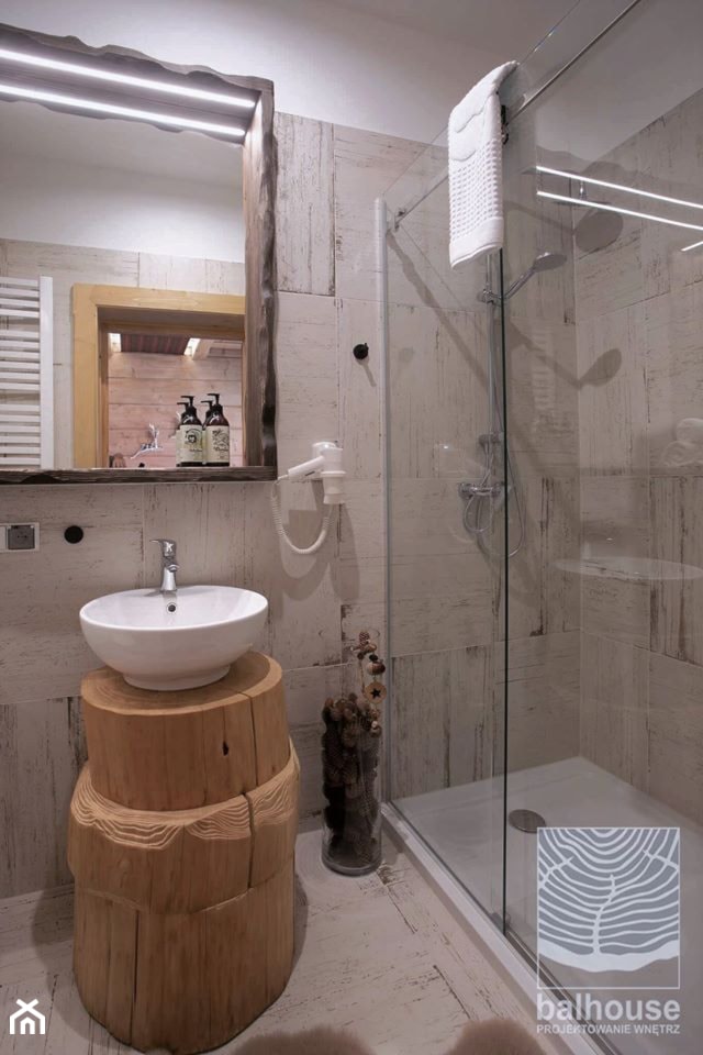 Hotel butikowy-Niedźwiedzia Residence- łazienka przy pokoju myśliwskim - zdjęcie od balhouse - projektowanie wnętrz