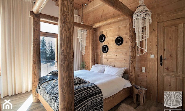 sypialnia rustykalna z drewnianym łóżkiem