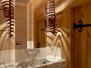 toaleta gościnna w domu z bali - zdjęcie od balhouse - projektowanie wnętrz