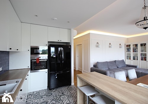 Apartament dla rodziny, 92m2 - Średnia otwarta z salonem biała szara z lodówką wolnostojącą z kuchenką mikrofalową z nablatowym zlewozmywakiem kuchnia w kształcie litery l, styl tradycyjny - zdjęcie od Hokum Architekci
