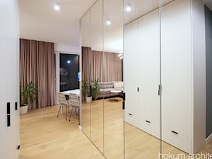 Apartament ze złotymi akcentami, 48m2 - Hol / przedpokój, styl nowoczesny - zdjęcie od Hokum Architekci