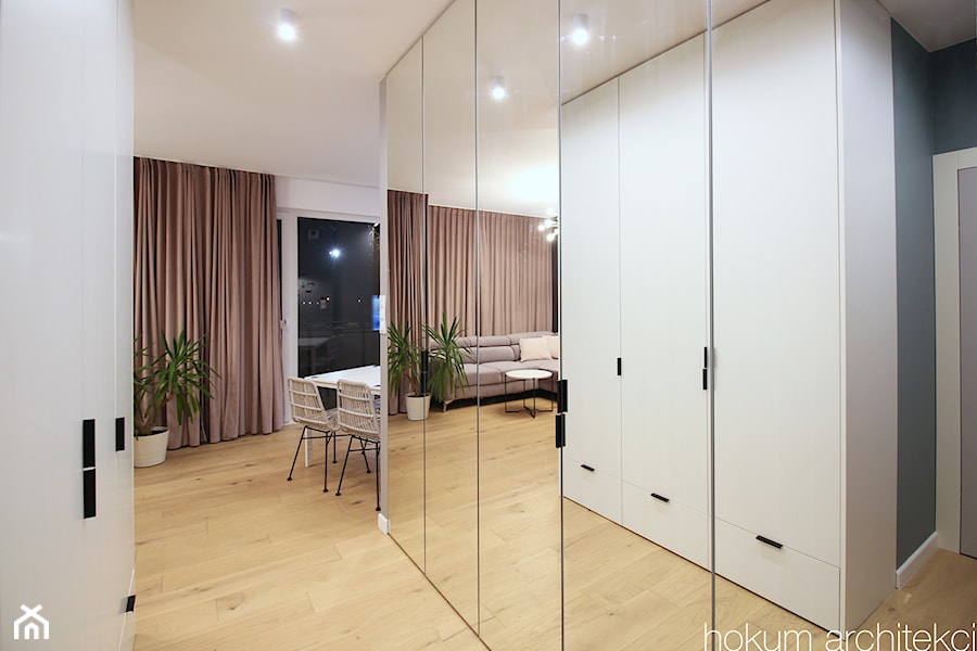 Apartament ze złotymi akcentami, 48m2 - Hol / przedpokój, styl nowoczesny - zdjęcie od Hokum Architekci