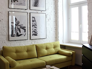 Małe mieszkanie z antresolą, 20m2. - Mały biały salon, styl industrialny - zdjęcie od Hokum Architekci