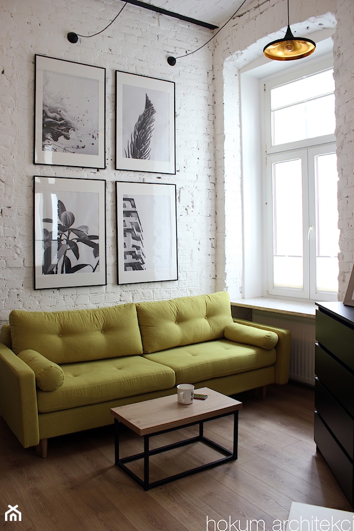 Małe mieszkanie z antresolą, 20m2. - Mały biały salon, styl industrialny - zdjęcie od Hokum Architekci - Homebook