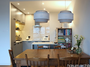 Mieszkanie w leśnym stylu, 80m2 - Średnia biała jadalnia w kuchni, styl skandynawski - zdjęcie od Hokum Architekci