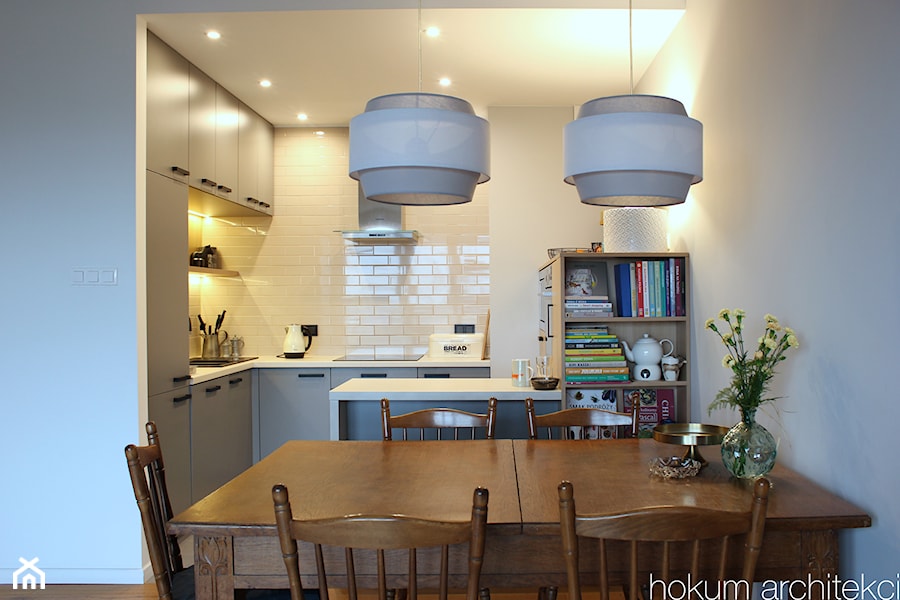 Mieszkanie w leśnym stylu, 80m2 - Średnia biała jadalnia w kuchni, styl skandynawski - zdjęcie od Hokum Architekci