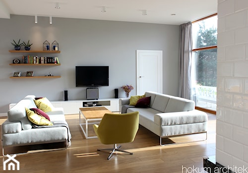 Dom w Klęku 300m2 - Średni biały szary salon, styl skandynawski - zdjęcie od Hokum Architekci