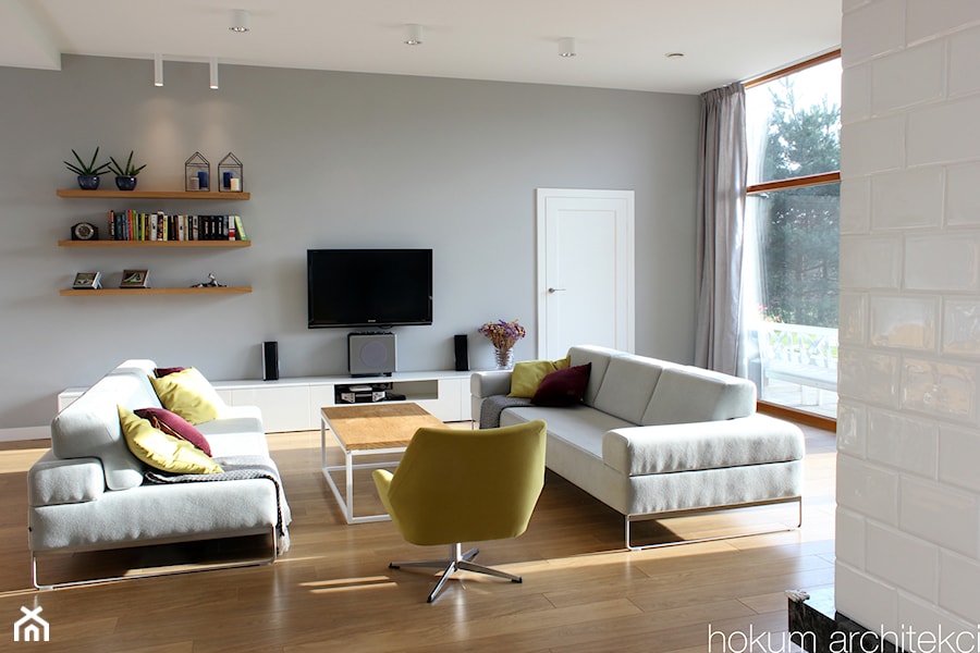 Dom w Klęku 300m2 - Średni biały szary salon, styl skandynawski - zdjęcie od Hokum Architekci