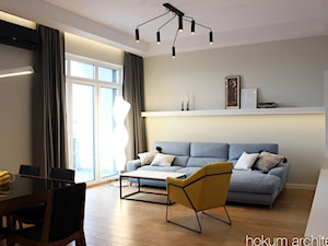 Apartament na 8 piętrze, 76m2 - Mały beżowy salon z jadalnią z tarasem / balkonem, styl nowoczesny - zdjęcie od Hokum Architekci