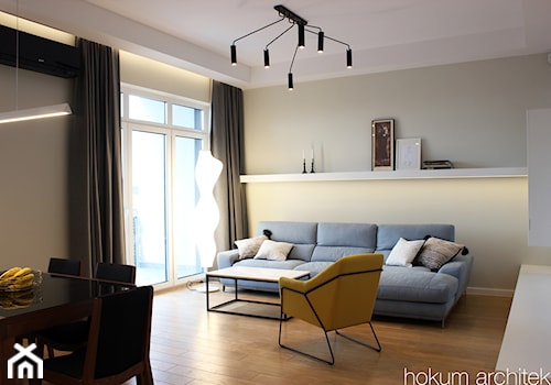 Apartament na 8 piętrze, 76m2 - Mały beżowy salon z jadalnią z tarasem / balkonem, styl nowoczesny - zdjęcie od Hokum Architekci