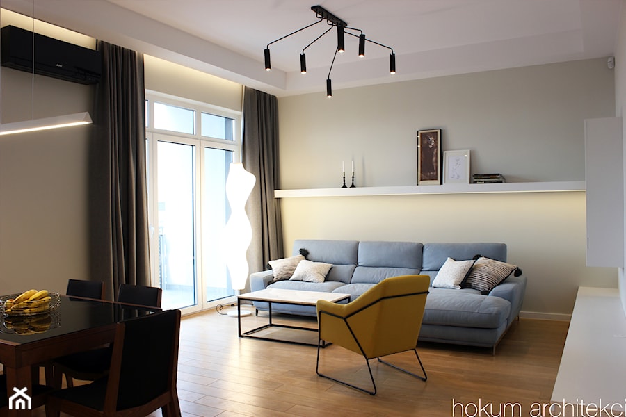 Apartament na 8 piętrze, 76m2 - Mały beżowy salon z jadalnią z tarasem / balkonem, styl nowoczesny - zdjęcie od Hokum Architekci